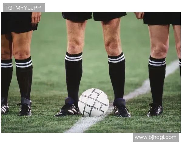 足球明星专用护膝图片展示运动员保护膝盖的重要性与时尚设计元素