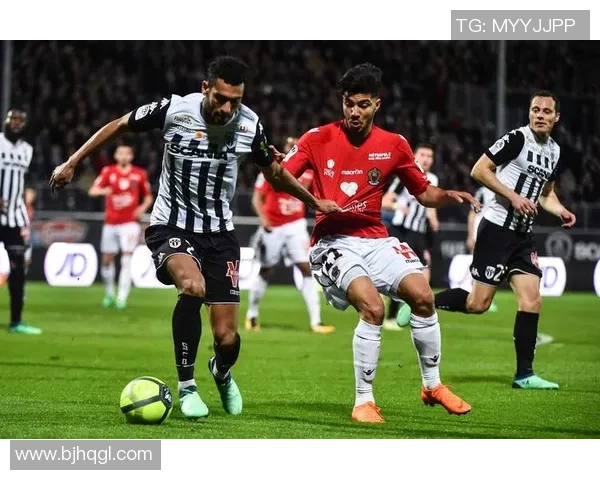 足球明星齐聚巴黎激情奔袭引发全球关注与热议 足球明星齐聚巴黎激情奔袭引发全球关注与热议